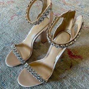 Jewel Badgley Mischka - Champage Block Heel ✨